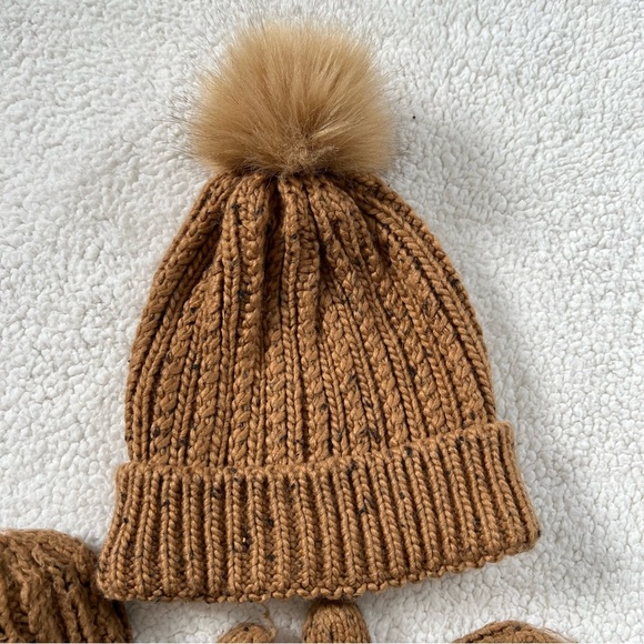 Cable-Knit  pompom hat and mittens - Picture 2 of 5